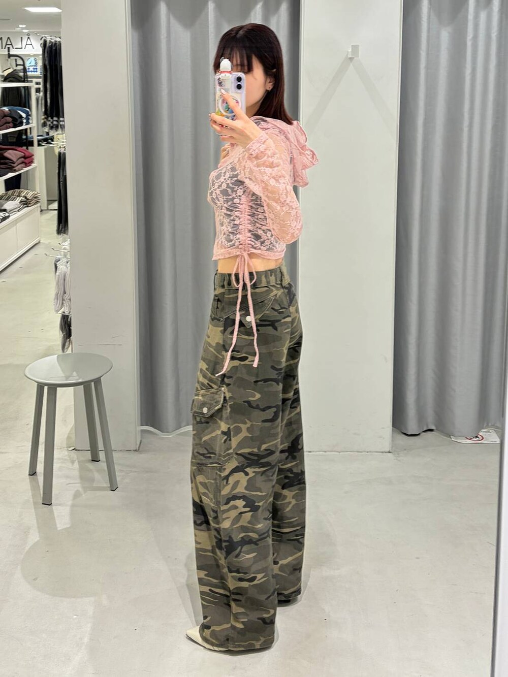 ホワイト系のパンプス、ピンク系のTシャツ/カットソー、ブラック系のキャミソールを着用したレディースの春コーディネートの3枚目の写真