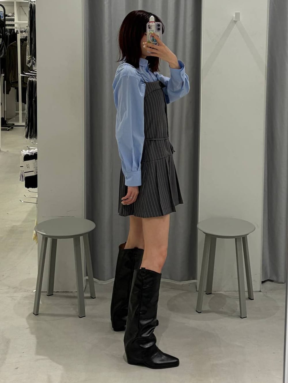 ブルー系のシャツ/ブラウス、ブラック系のブーツ、グレー系のワンピースを着用したレディースの春コーディネートの4枚目の写真