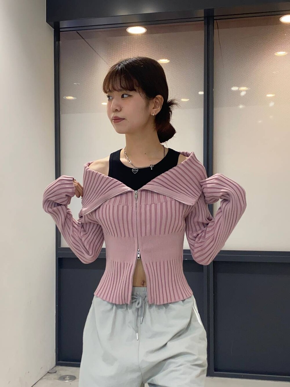 ブラック系のタンクトップ、グレー系のその他パンツ、ブラック系のブーツを着用したレディースの秋コーディネートの4枚目の写真