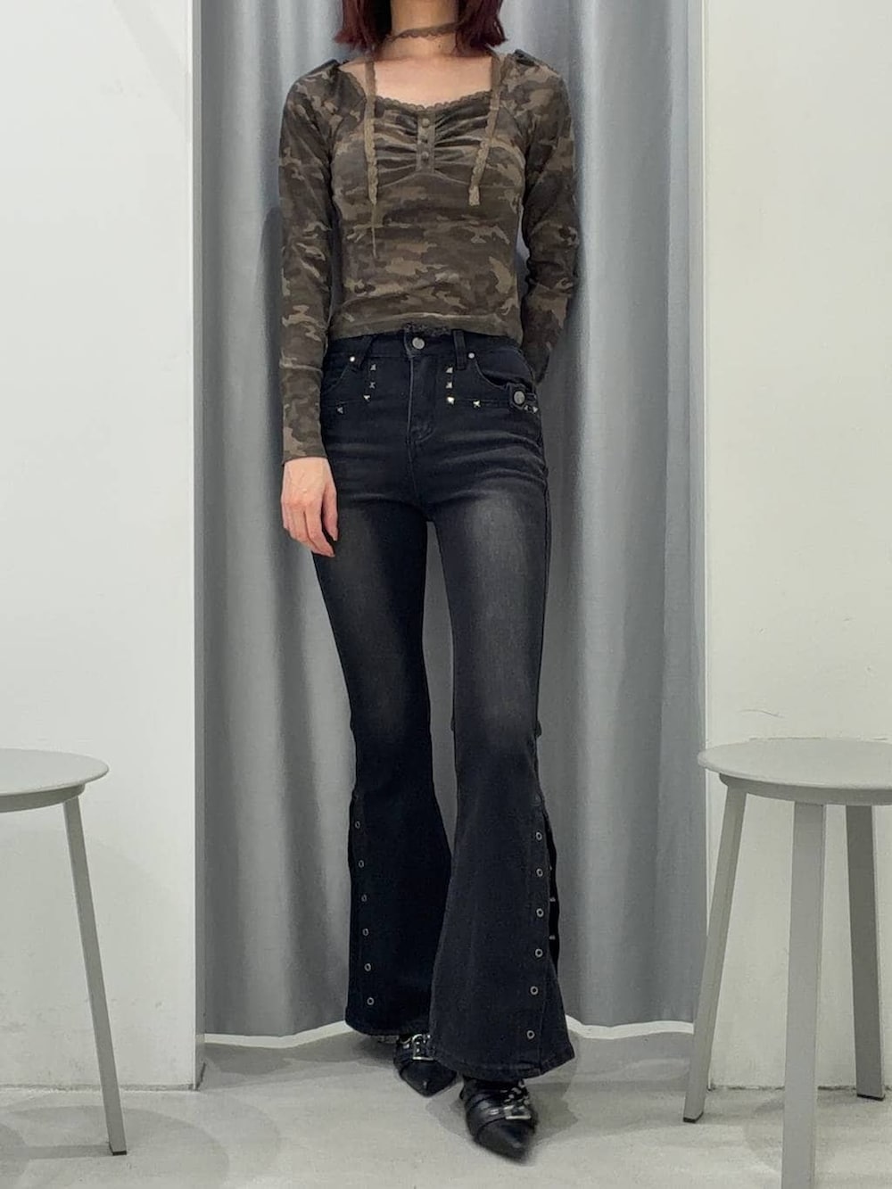 その他のTシャツ/カットソー、ブラック系のパンプス、ブラック系のデニムパンツを着用したレディースの冬コーディネートの4枚目の写真