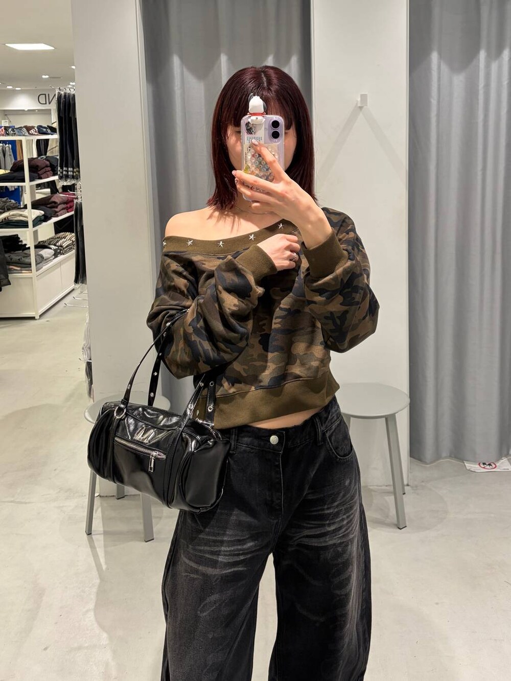 ブラック系のパンプス、ブラック系のショルダーバッグ、その他のスウェットを着用したレディースの春コーディネートの3枚目の写真