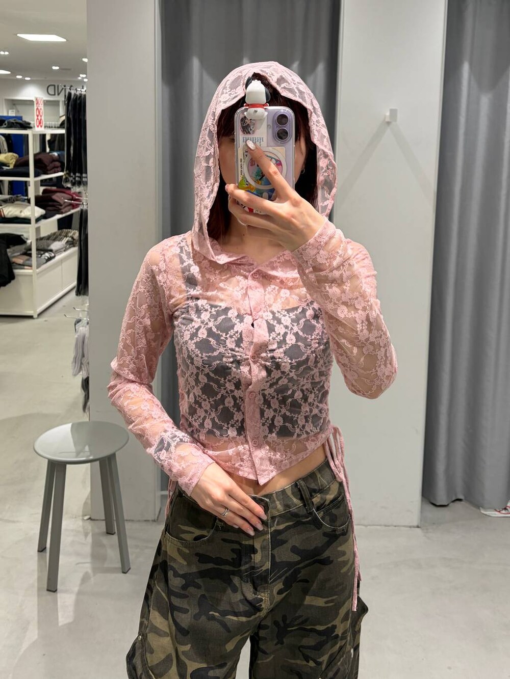 ホワイト系のパンプス、ピンク系のTシャツ/カットソー、ブラック系のキャミソールを着用したレディースの春コーディネートの2枚目の写真