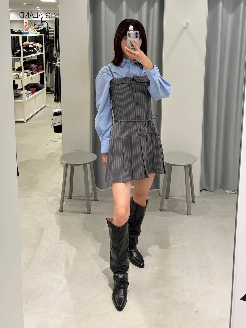 ブルー系のシャツ/ブラウス、ブラック系のブーツ、グレー系のワンピースを着用したレディースの春コーディネートの3枚目の写真