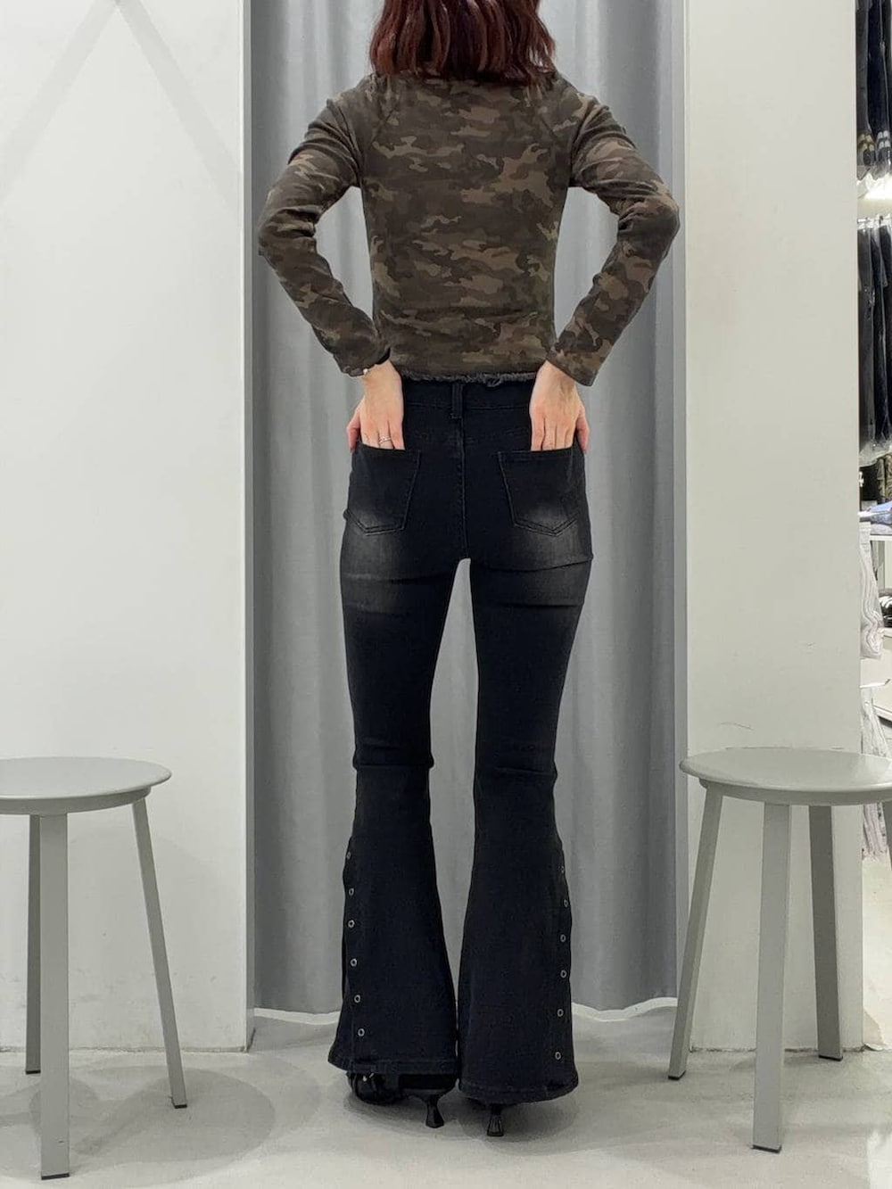 その他のTシャツ/カットソー、ブラック系のパンプス、ブラック系のデニムパンツを着用したレディースの冬コーディネートの3枚目の写真