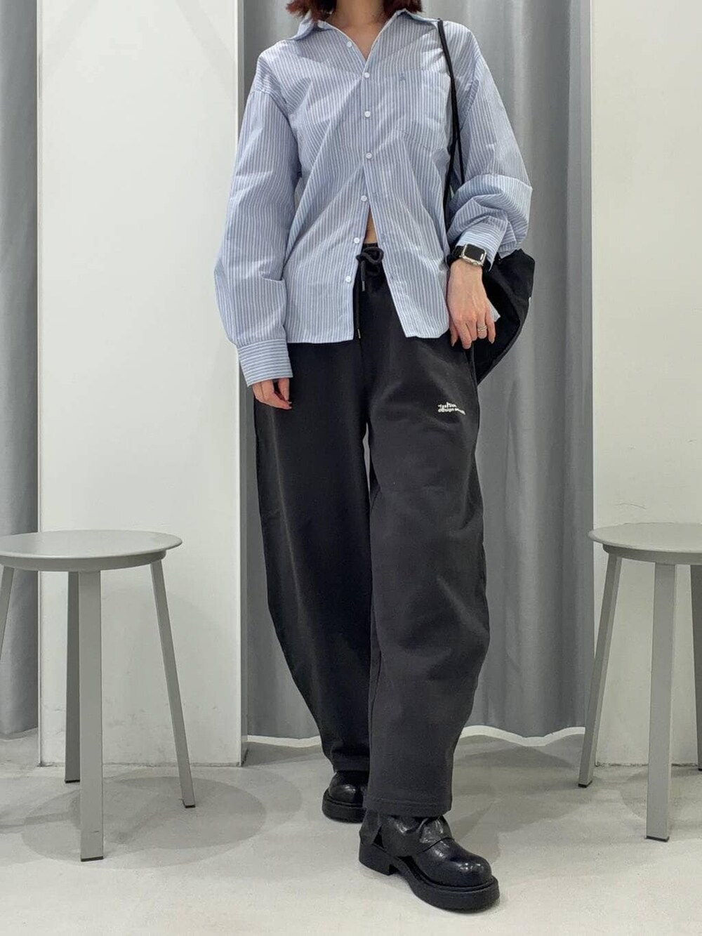 ブラック系のバックパック/リュック、ブルー系のシャツ/ブラウス、ブラック系のスウェットパンツを着用したレディースの冬コーディネートの6枚目の写真