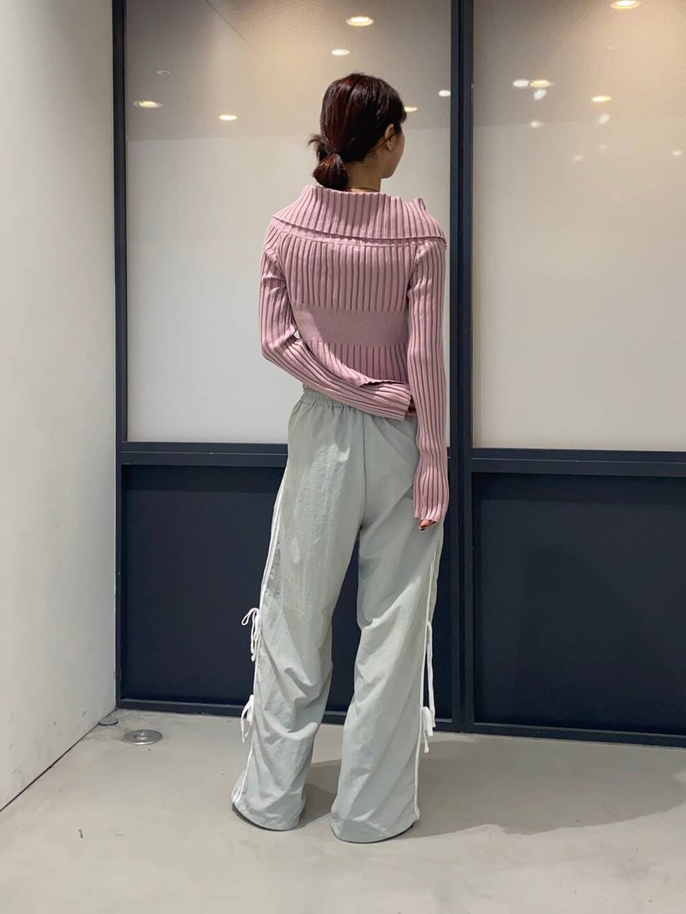 ブラック系のタンクトップ、グレー系のその他パンツ、ブラック系のブーツを着用したレディースの秋コーディネートの2枚目の写真