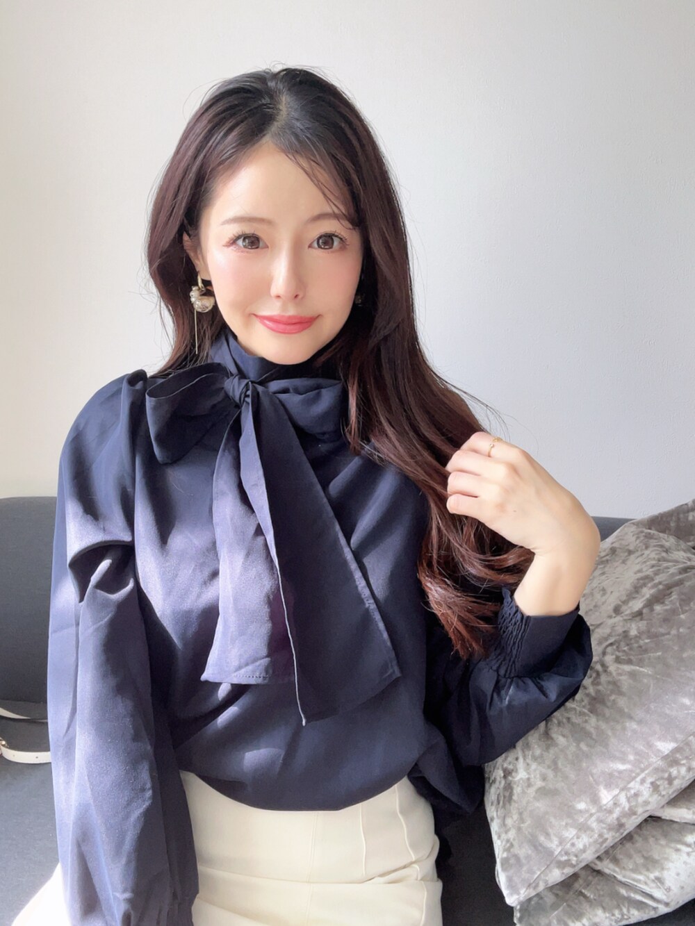 ブルー系のシャツ/ブラウスを着用したレディースの春コーディネートの5枚目の写真