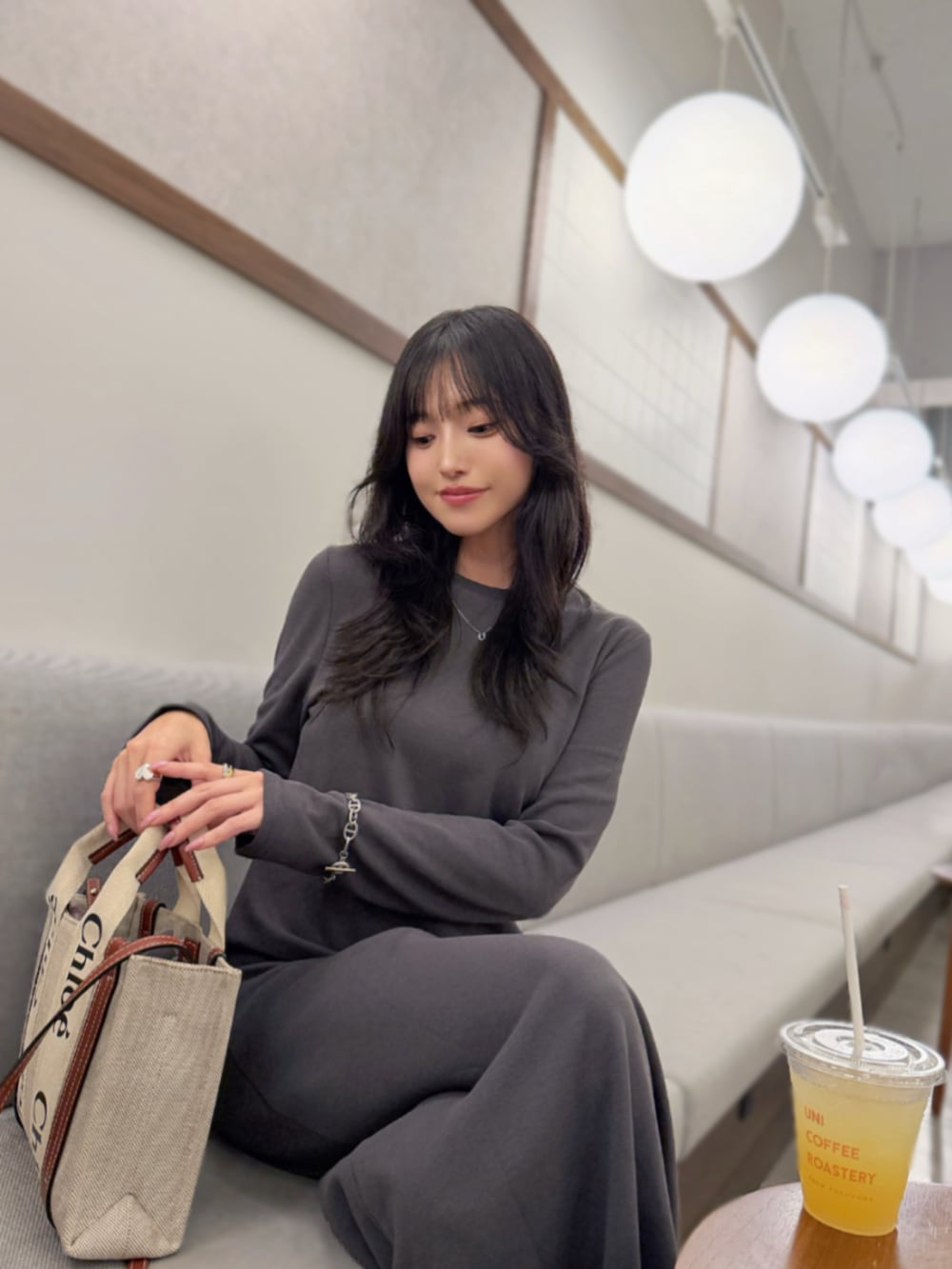 グレー系のワンピースを着用したレディースの秋コーディネートの4枚目の写真