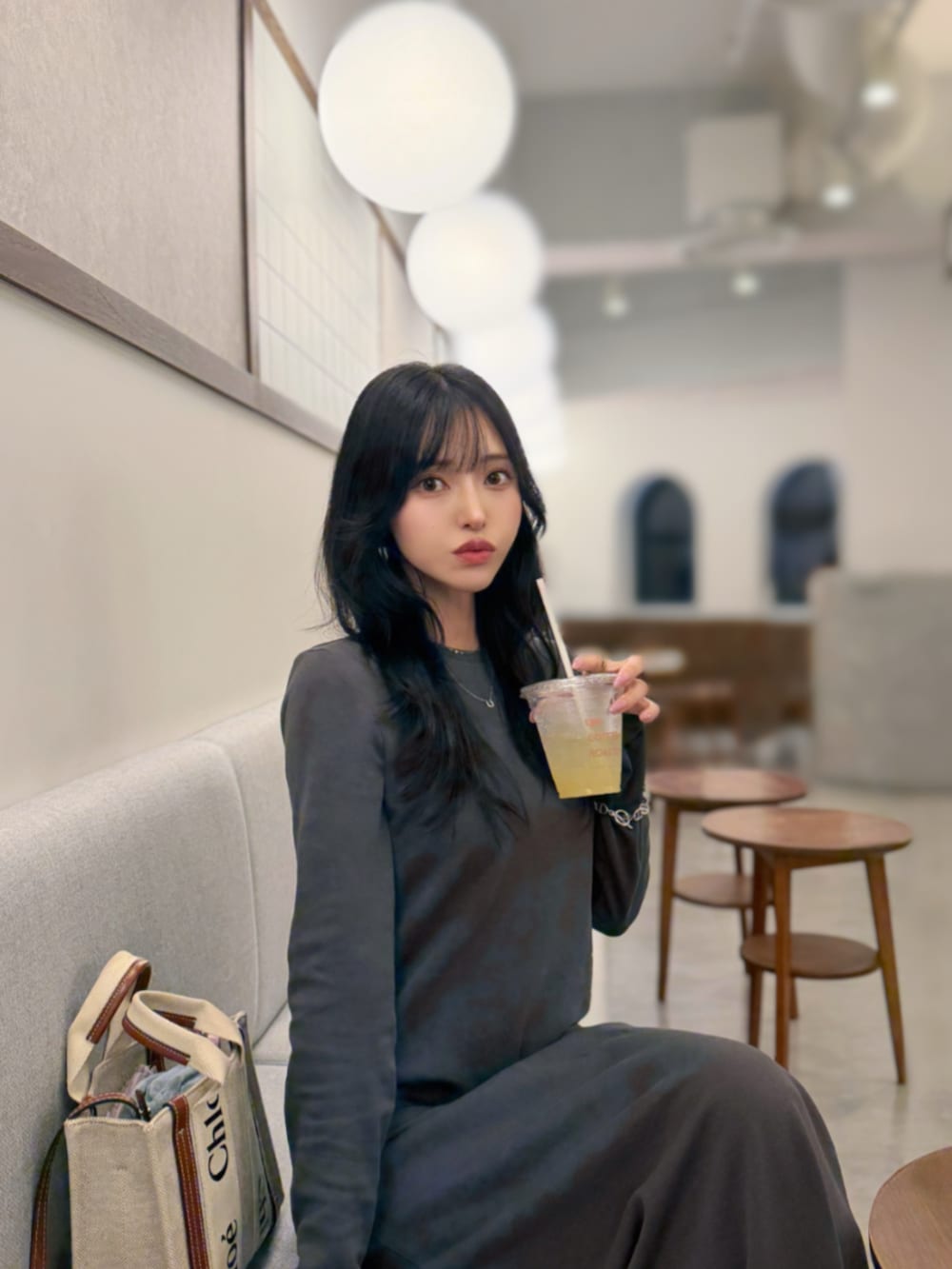 グレー系のワンピースを着用したレディースの秋コーディネートの5枚目の写真