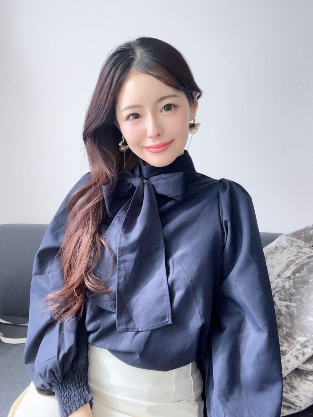 ブルー系のシャツ/ブラウスを着用したレディースの春コーディネートの3枚目の写真