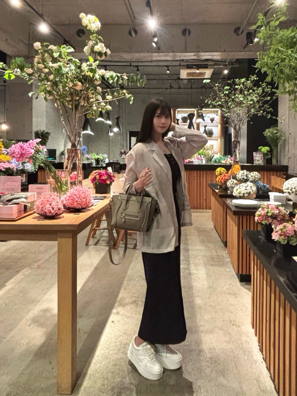 ベージュ系のテーラードジャケットを着用したレディースの春コーディネートの2枚目の写真