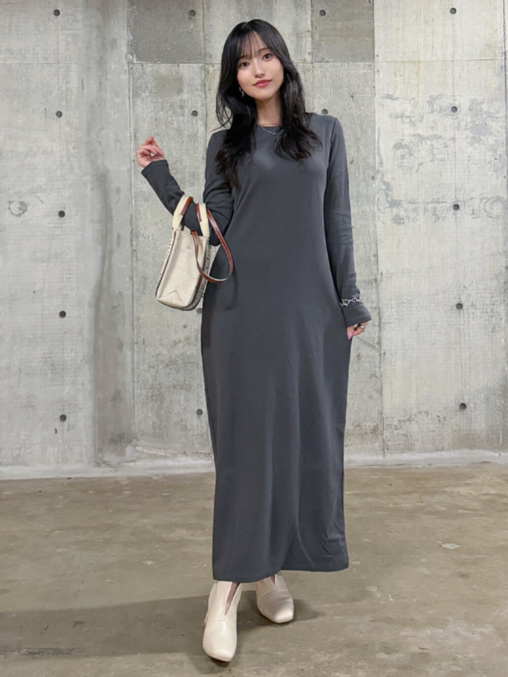 グレー系のワンピースを着用したレディースの秋コーディネートの2枚目の写真