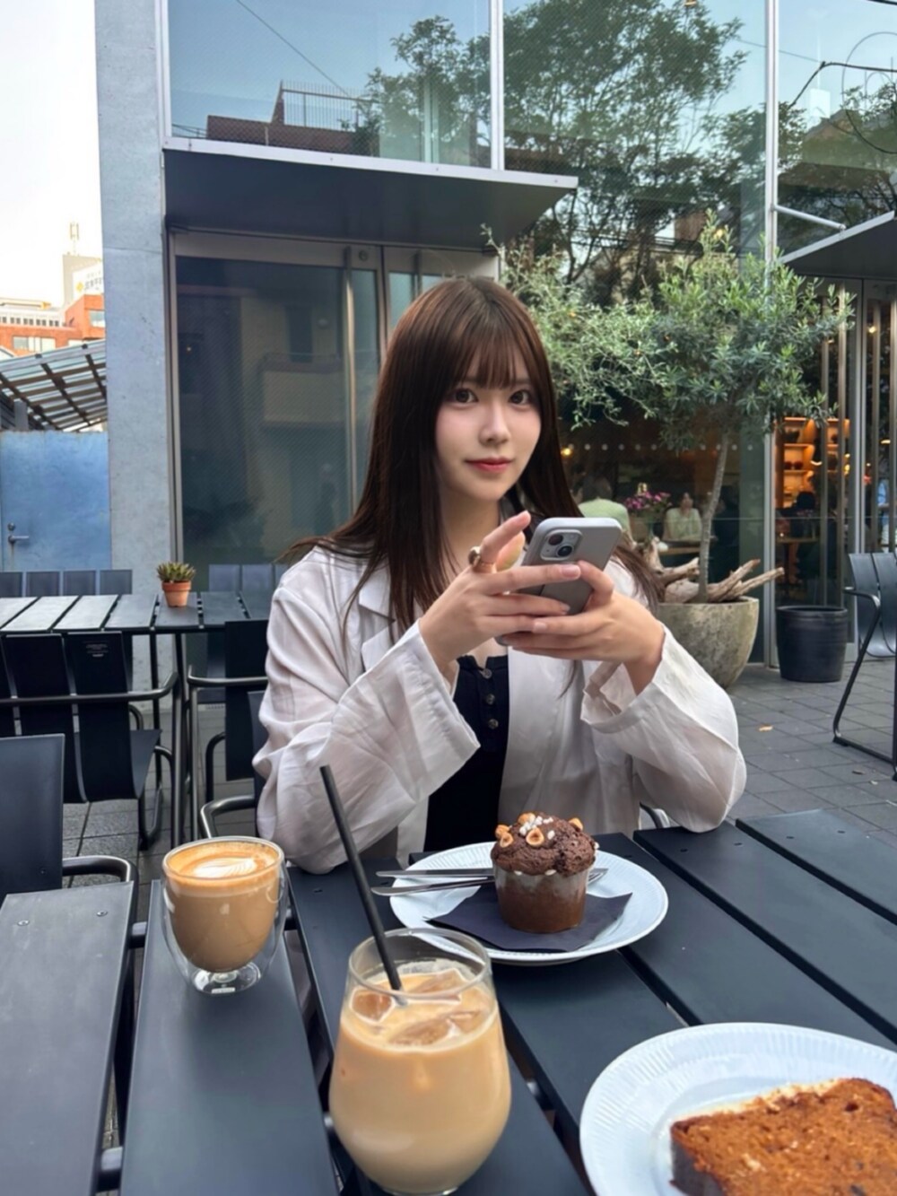 ベージュ系のテーラードジャケットを着用したレディースの春コーディネートの4枚目の写真