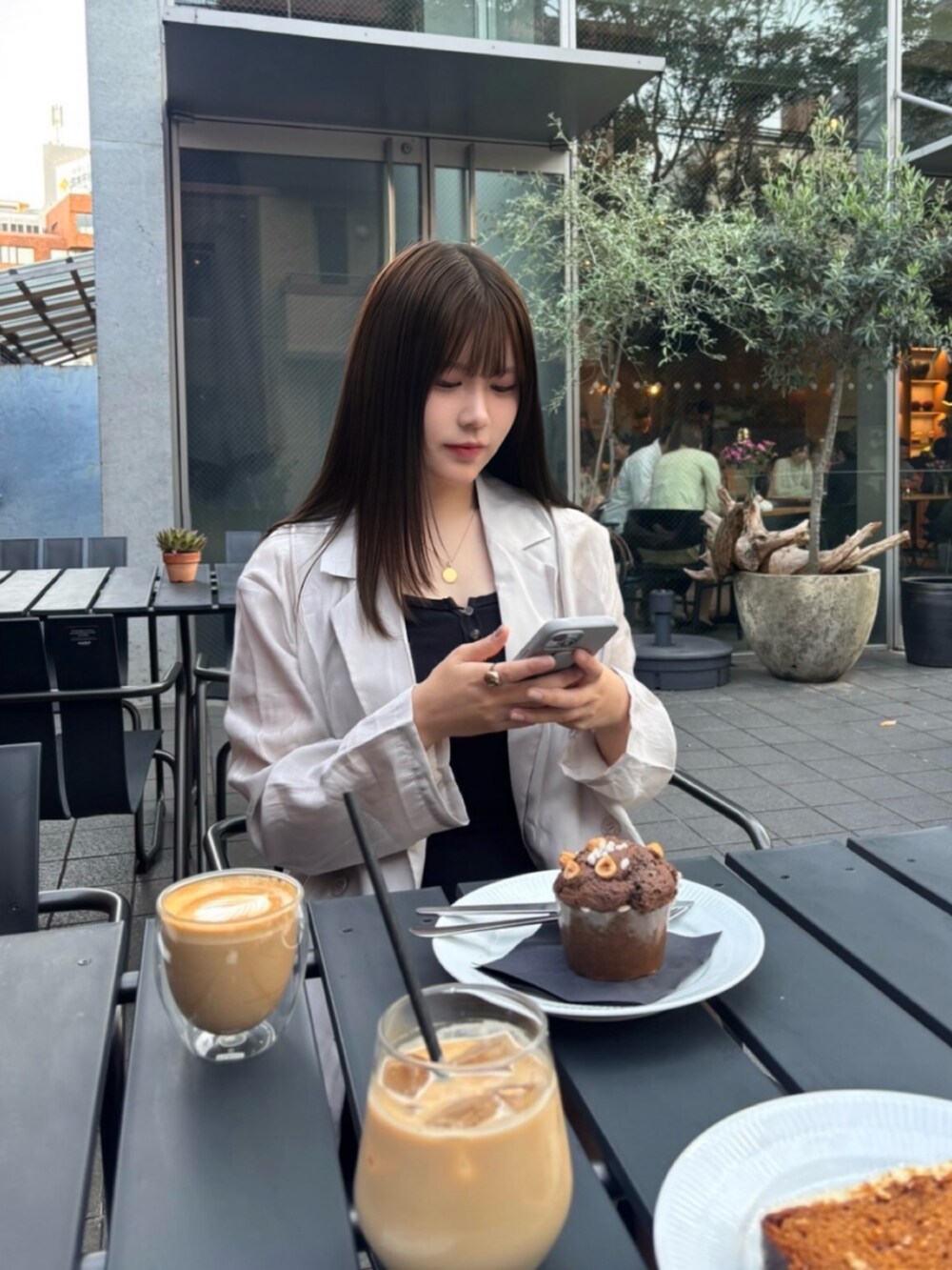 ベージュ系のテーラードジャケットを着用したレディースの春コーディネートの3枚目の写真