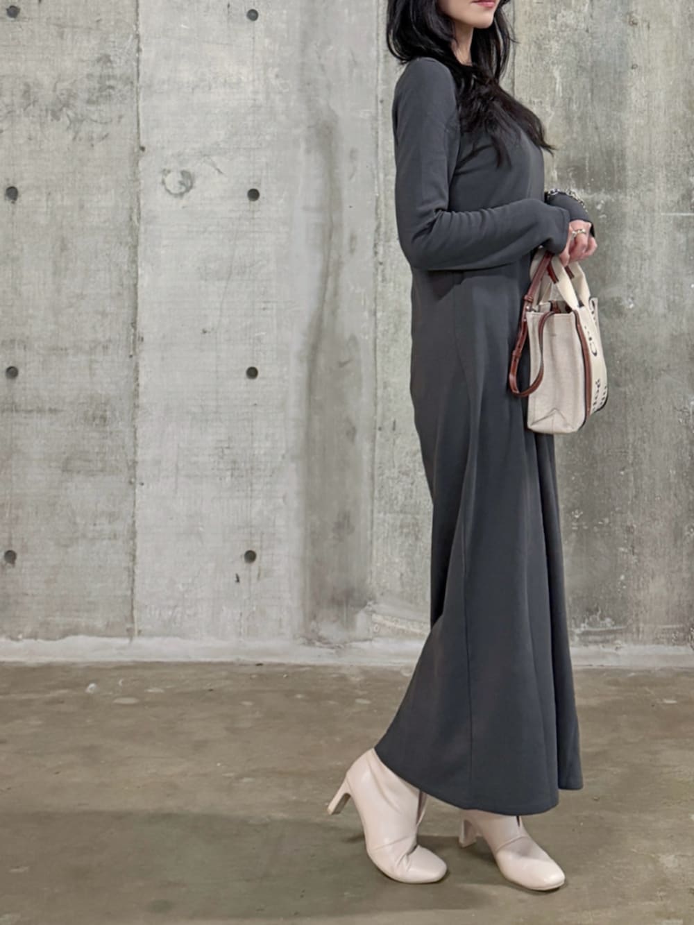 グレー系のワンピースを着用したレディースの秋コーディネートの3枚目の写真