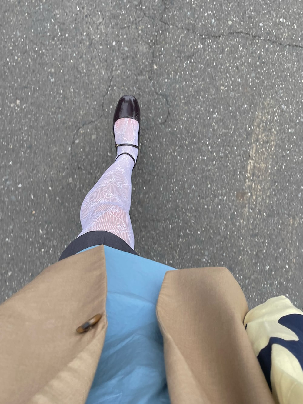 ブルー系のシャツ/ブラウス、グレー系のスカート、その他のパンプスを着用したレディースの春コーディネートの3枚目の写真