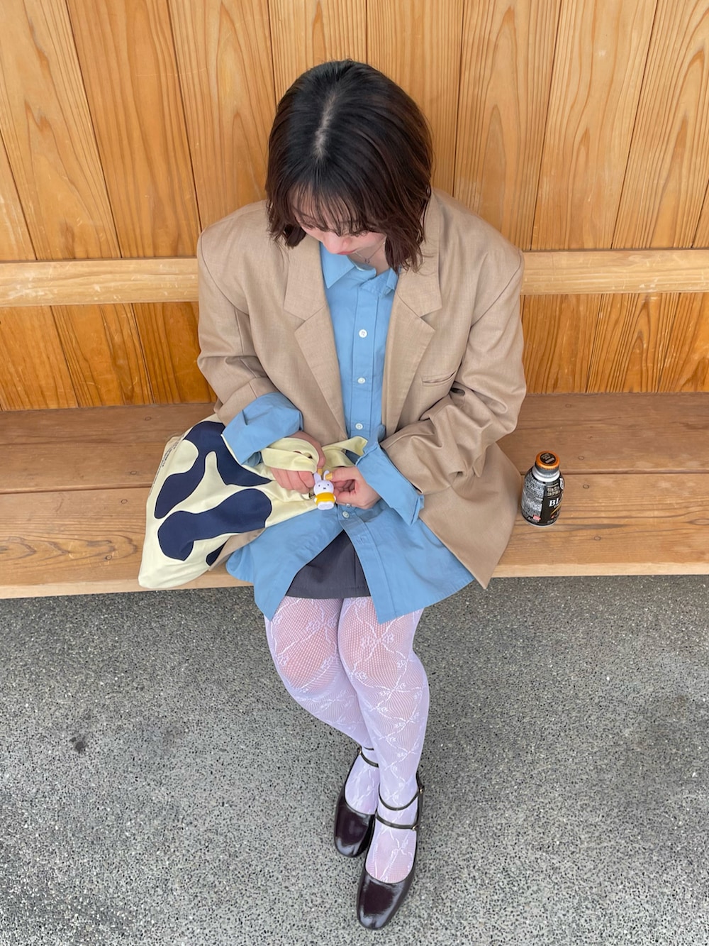 ブルー系のシャツ/ブラウス、グレー系のスカート、その他のパンプスを着用したレディースの春コーディネートの2枚目の写真