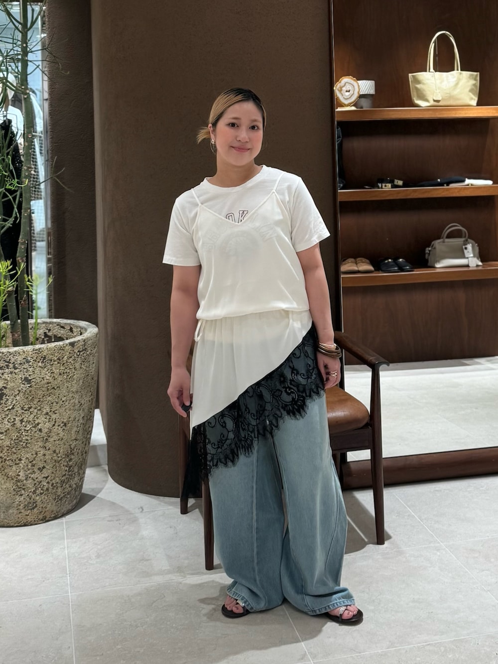 ホワイト系のシャツ/ブラウス、ホワイト系のTシャツ/カットソー、ブルー系のデニムパンツを着用したレディースの夏コーディネートの5枚目の写真