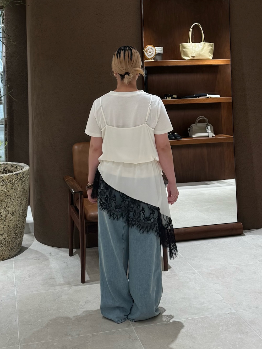ホワイト系のシャツ/ブラウス、ホワイト系のTシャツ/カットソー、ブルー系のデニムパンツを着用したレディースの夏コーディネートの4枚目の写真