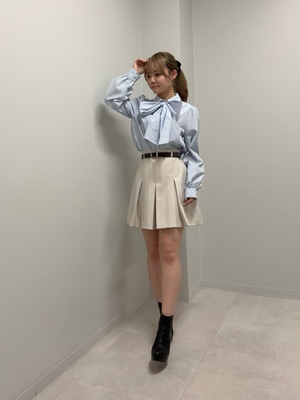 ベージュ系のその他パンツ、ブルー系のシャツ/ブラウスを着用したレディースの冬コーディネートの4枚目の写真