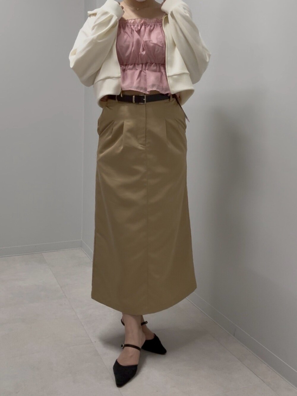 イエロー系のパーカー、ピンク系のシャツ/ブラウス、イエロー系のスカートを着用したレディースの春コーディネートの2枚目の写真