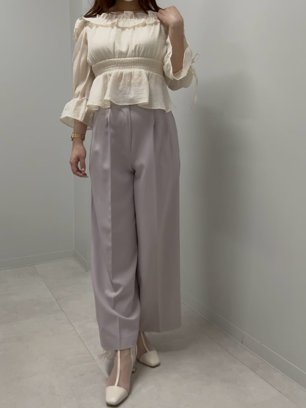 ベージュ系のシャツ/ブラウス、パープル系のその他パンツ、ベージュ系のブーツを着用したレディースの春コーディネートの3枚目の写真