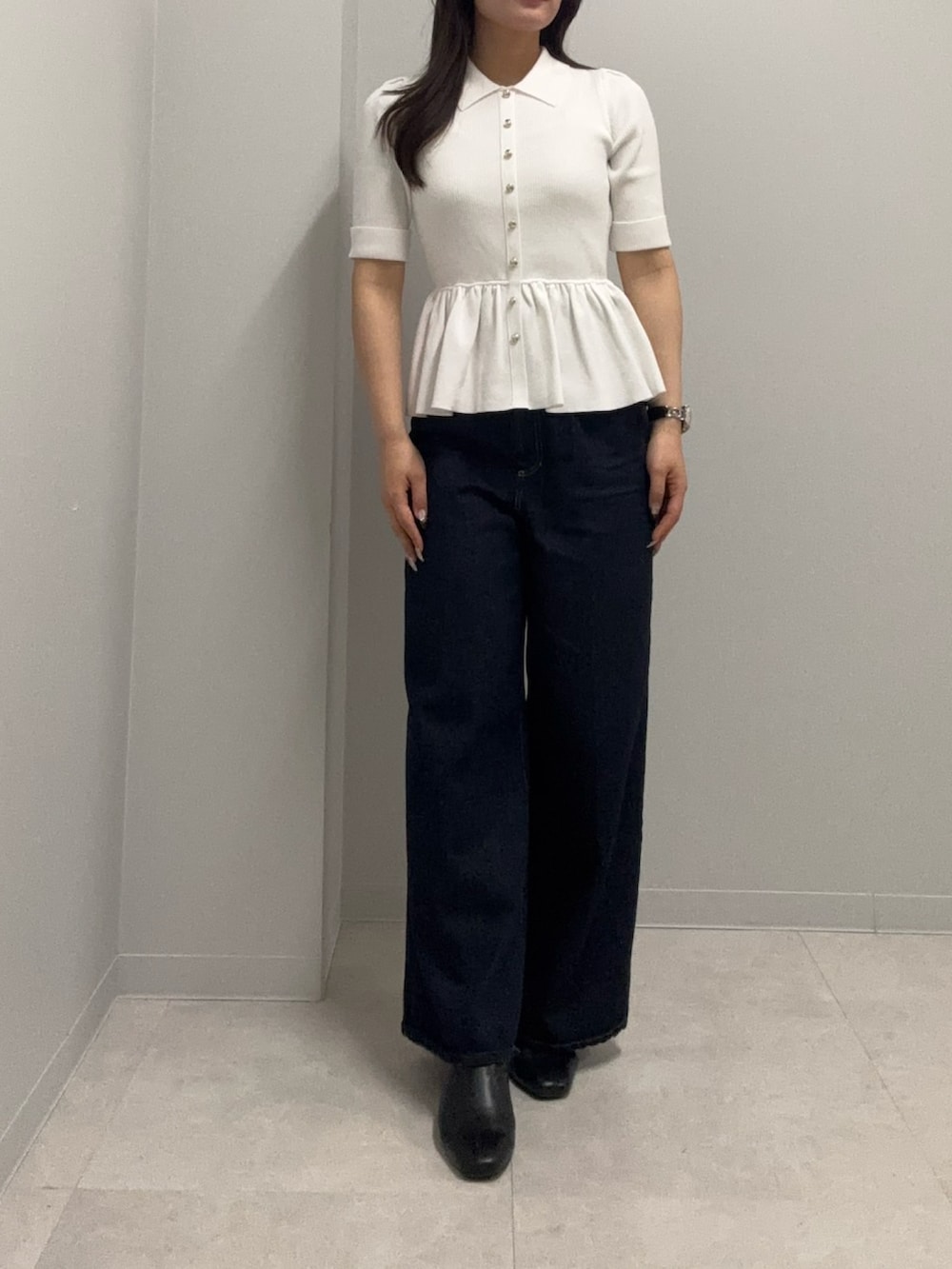 ホワイト系のニット/セーター、ブルー系のデニムパンツを着用したレディースの春コーディネートの3枚目の写真