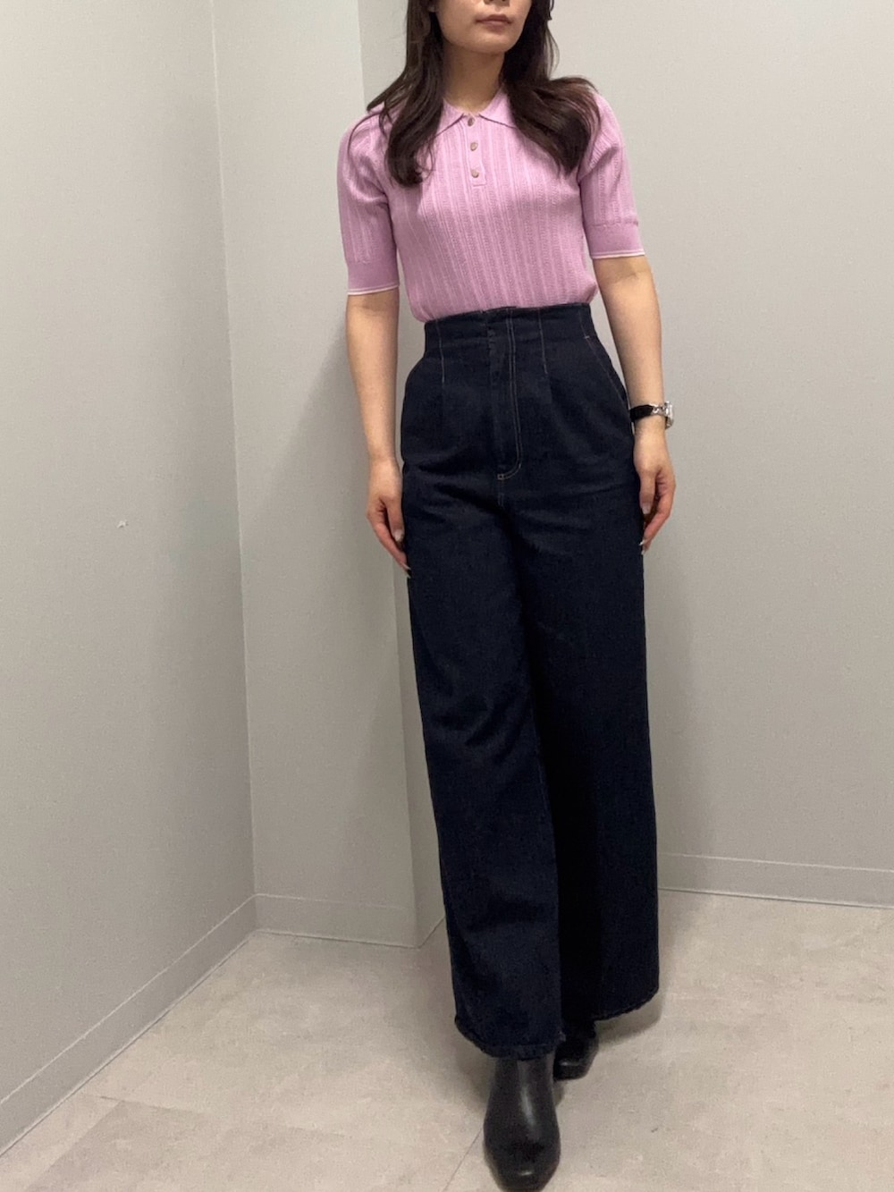 ピンク系のニット/セーター、ブルー系のデニムパンツを着用したレディースの春コーディネートの2枚目の写真