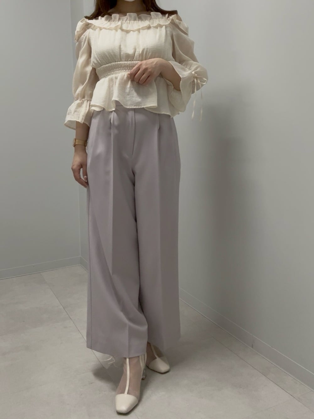 ベージュ系のシャツ/ブラウス、パープル系のその他パンツ、ベージュ系のブーツを着用したレディースの春コーディネートの4枚目の写真