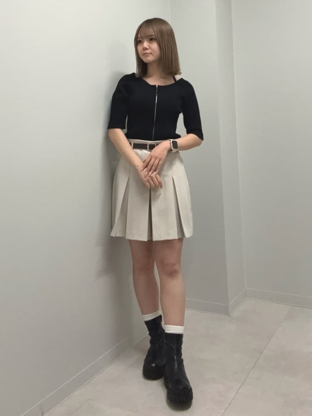 ベージュ系のその他パンツ、ブラック系のブーツ、ブラック系のニット/セーターを着用したレディースの春コーディネートの2枚目の写真