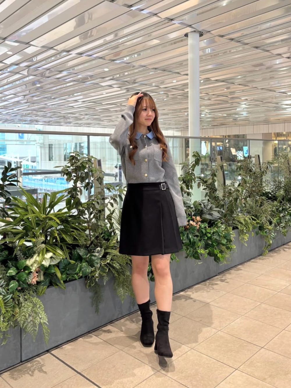 ブラック系のその他パンツ、グレー系のカーディガン/ボレロを着用したレディースの冬コーディネートの2枚目の写真