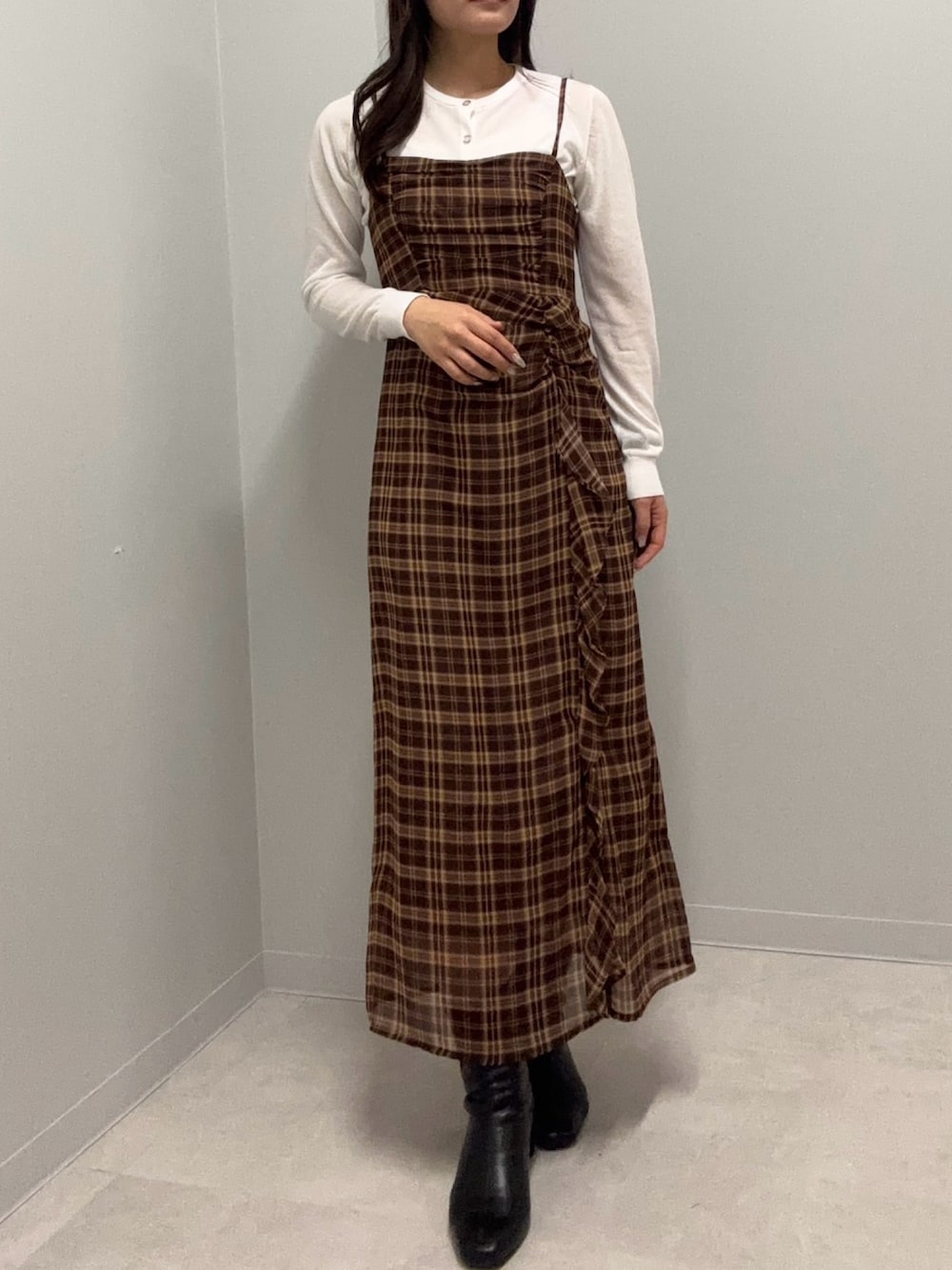 ブラウン系のワンピース、ホワイト系のカーディガン/ボレロを着用したレディースの春コーディネートの2枚目の写真