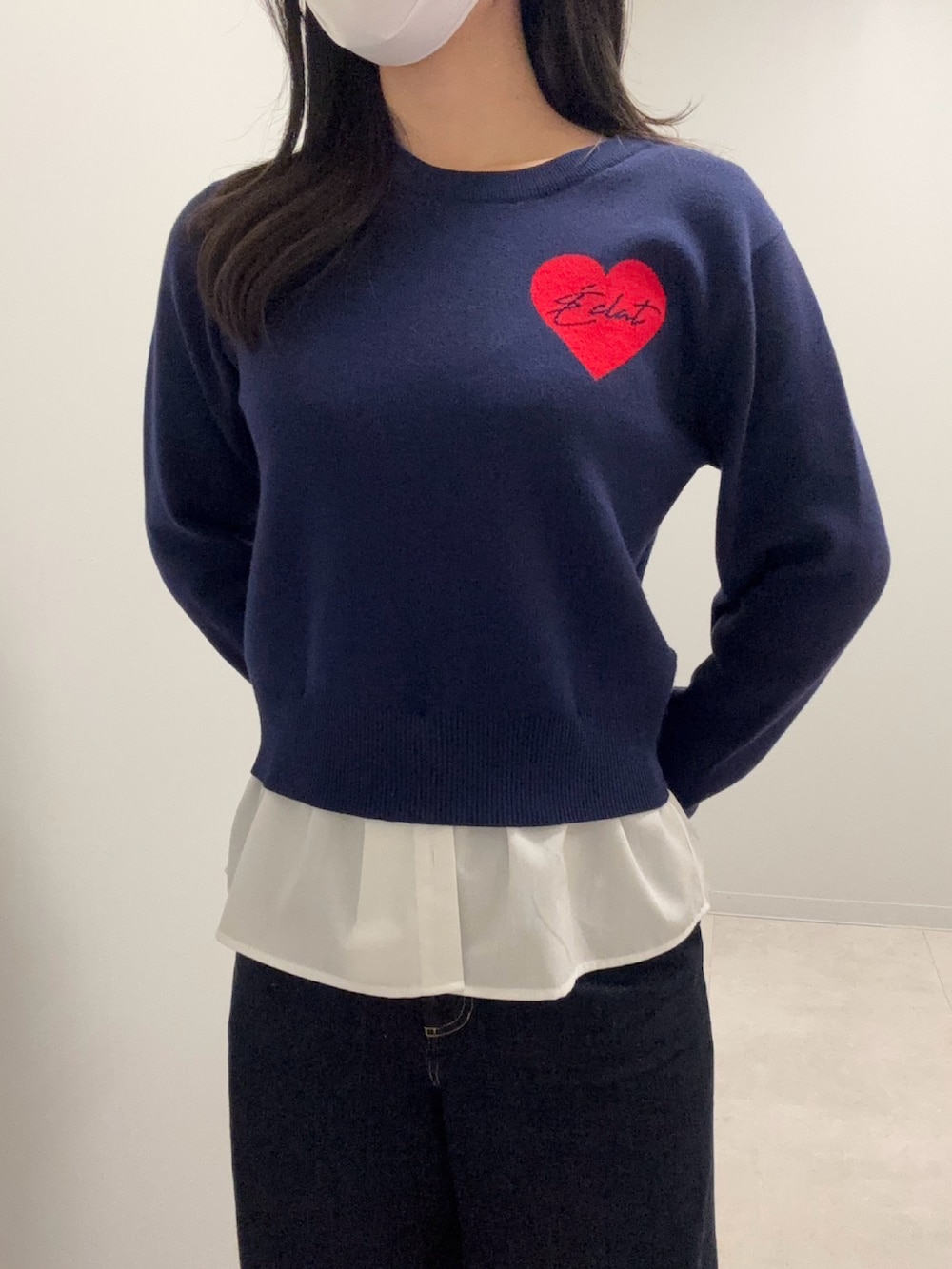 ブルー系のニット/セーター、ブルー系のデニムパンツを着用したレディースの冬コーディネートの2枚目の写真