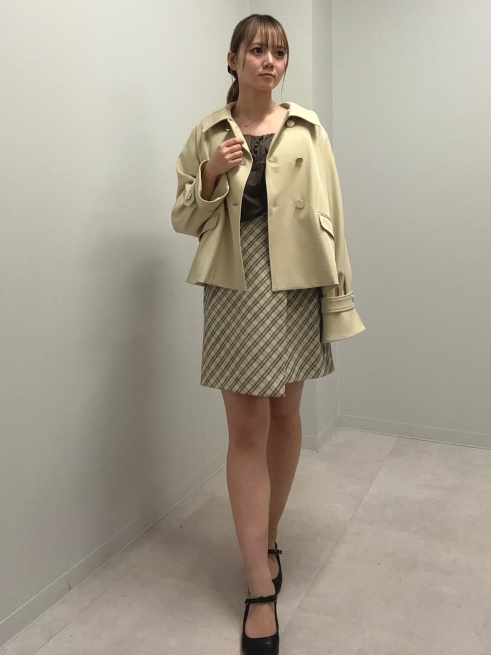 ブラウン系のシャツ/ブラウス、ベージュ系のブルゾン、ベージュ系のスカートを着用したレディースの春コーディネートの2枚目の写真
