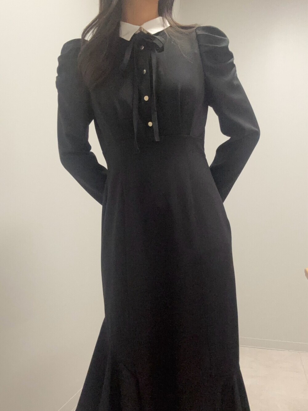 ブラック系のワンピースを着用したレディースの春コーディネートの3枚目の写真