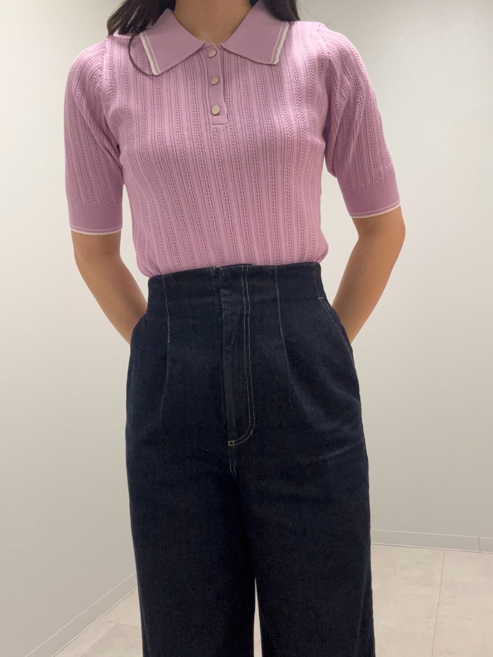 ピンク系のニット/セーター、ブルー系のデニムパンツを着用したレディースの春コーディネートの3枚目の写真