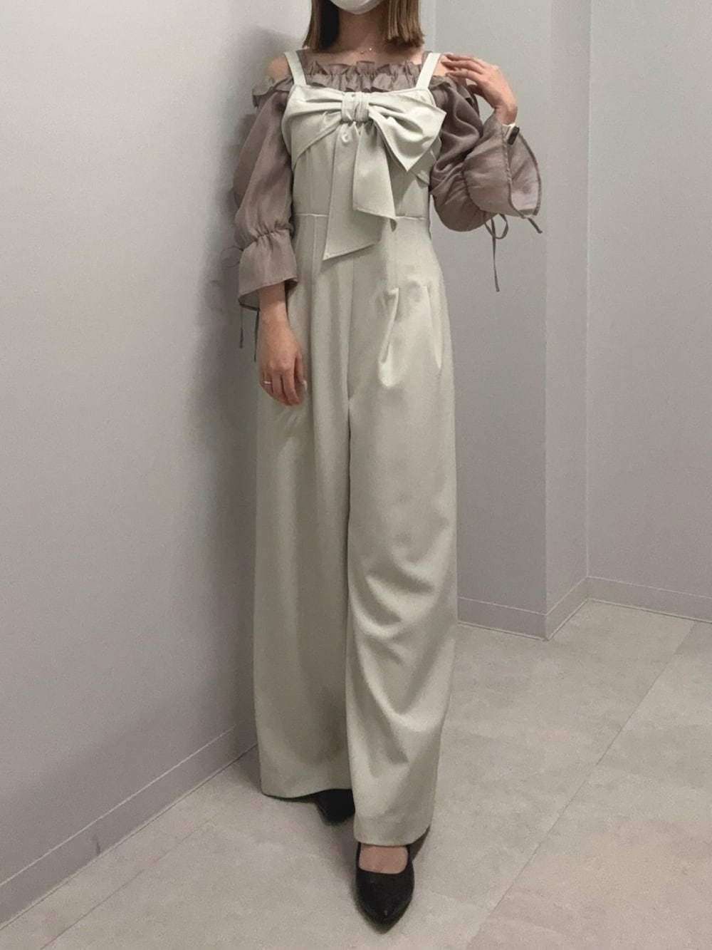 グレー系のシャツ/ブラウス、ベージュ系のつなぎ/オールインワン、ブラック系のパンプスを着用したレディースの春コーディネートの2枚目の写真