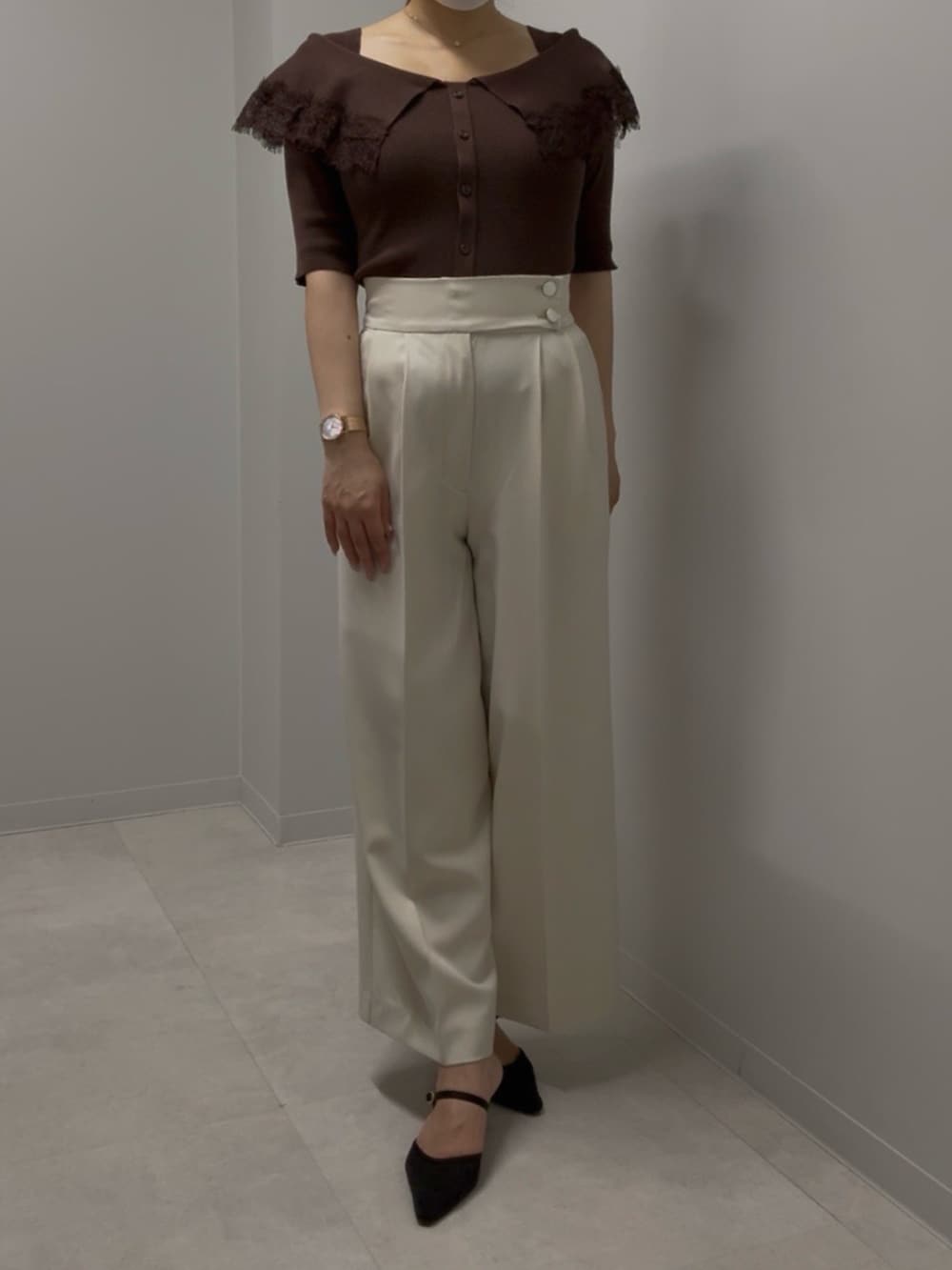 ブラウン系のニット/セーター、ベージュ系のその他パンツを着用したレディースの春コーディネートの2枚目の写真