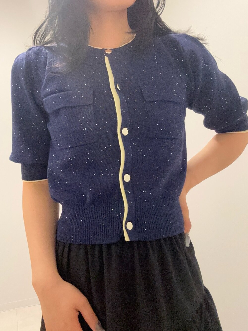 ブルー系のカーディガン/ボレロ、ブラック系のスカートを着用したレディースの春コーディネートの4枚目の写真