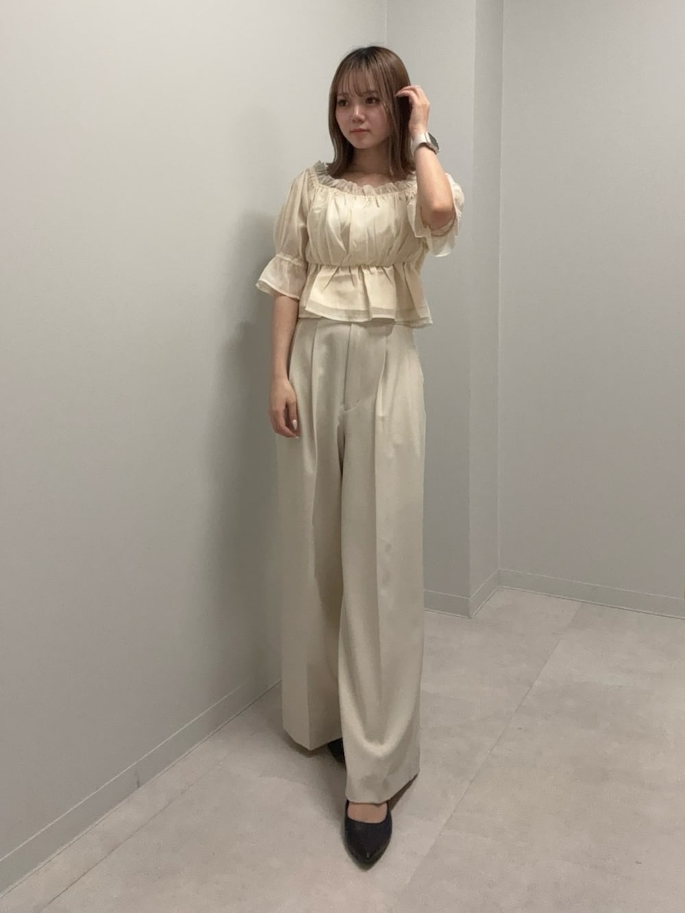 ベージュ系のシャツ/ブラウス、ホワイト系のその他パンツを着用したレディースの春コーディネートの2枚目の写真