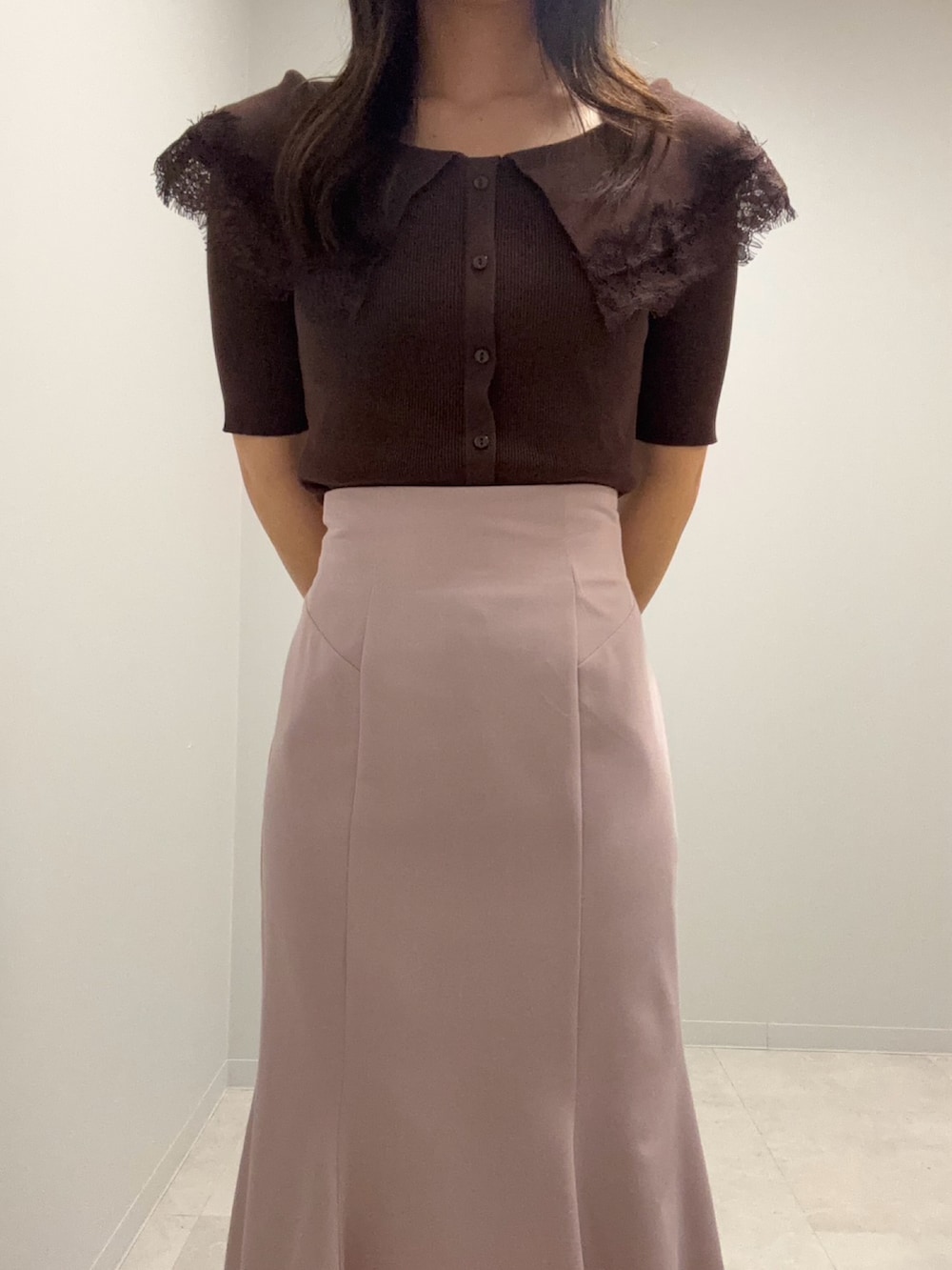 ブラウン系のニット/セーター、ピンク系のスカートを着用したレディースの春コーディネートの4枚目の写真