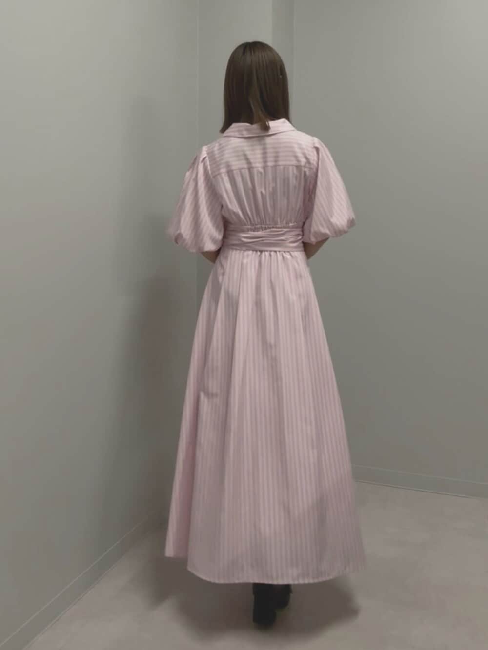 ピンク系のワンピースを着用したレディースの春コーディネートの4枚目の写真