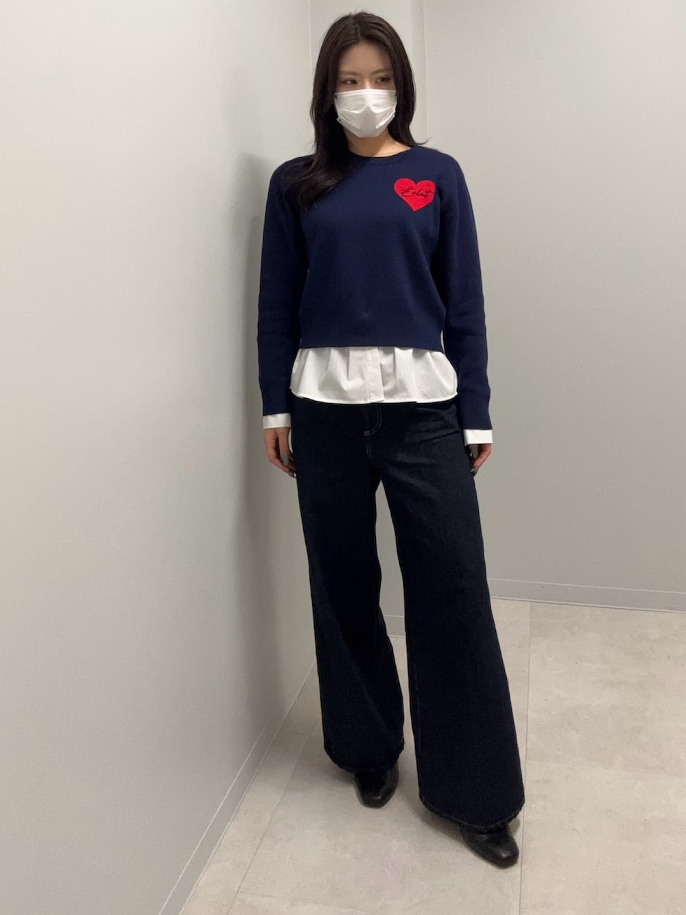 ブルー系のニット/セーター、ブルー系のデニムパンツを着用したレディースの冬コーディネートの3枚目の写真