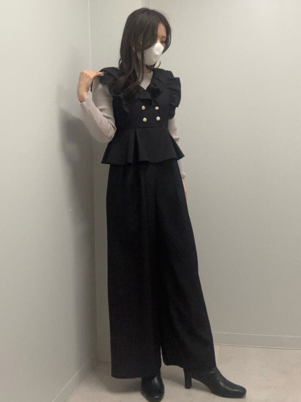 ブラック系のつなぎ/オールインワン、グレー系のニット/セーターを着用したレディースの冬コーディネートの2枚目の写真