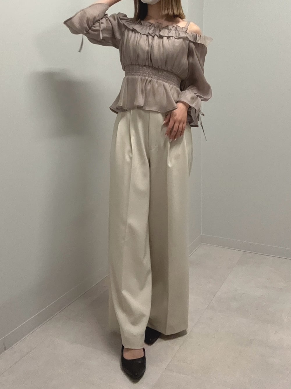 グレー系のシャツ/ブラウス、ベージュ系のその他パンツ、ブラック系のパンプスを着用したレディースの春コーディネートの3枚目の写真