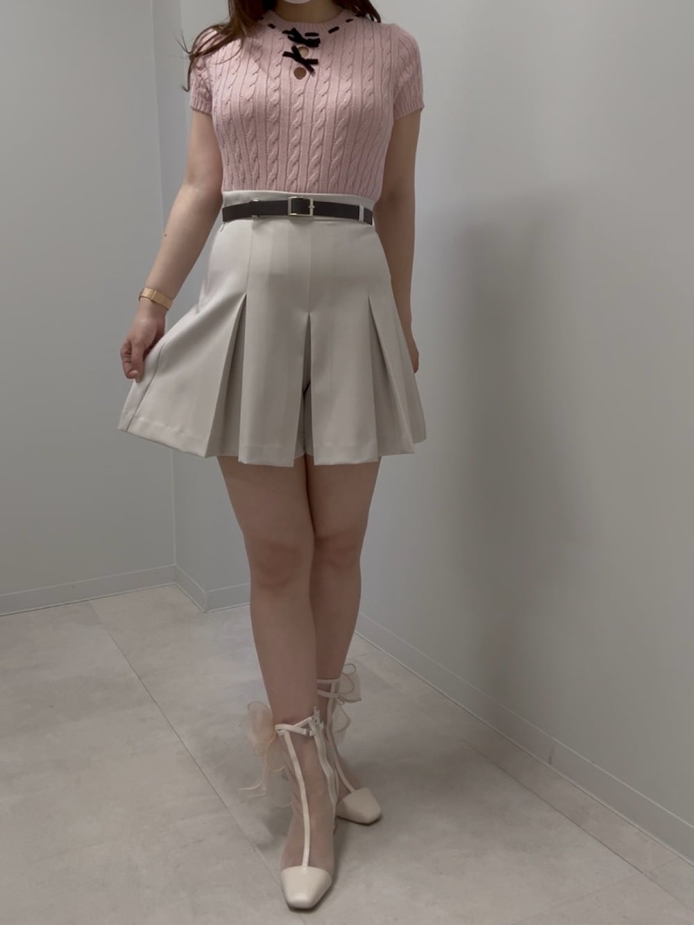 ピンク系のニット/セーター、ベージュ系のその他パンツ、ベージュ系のブーツを着用したレディースの春コーディネートの2枚目の写真