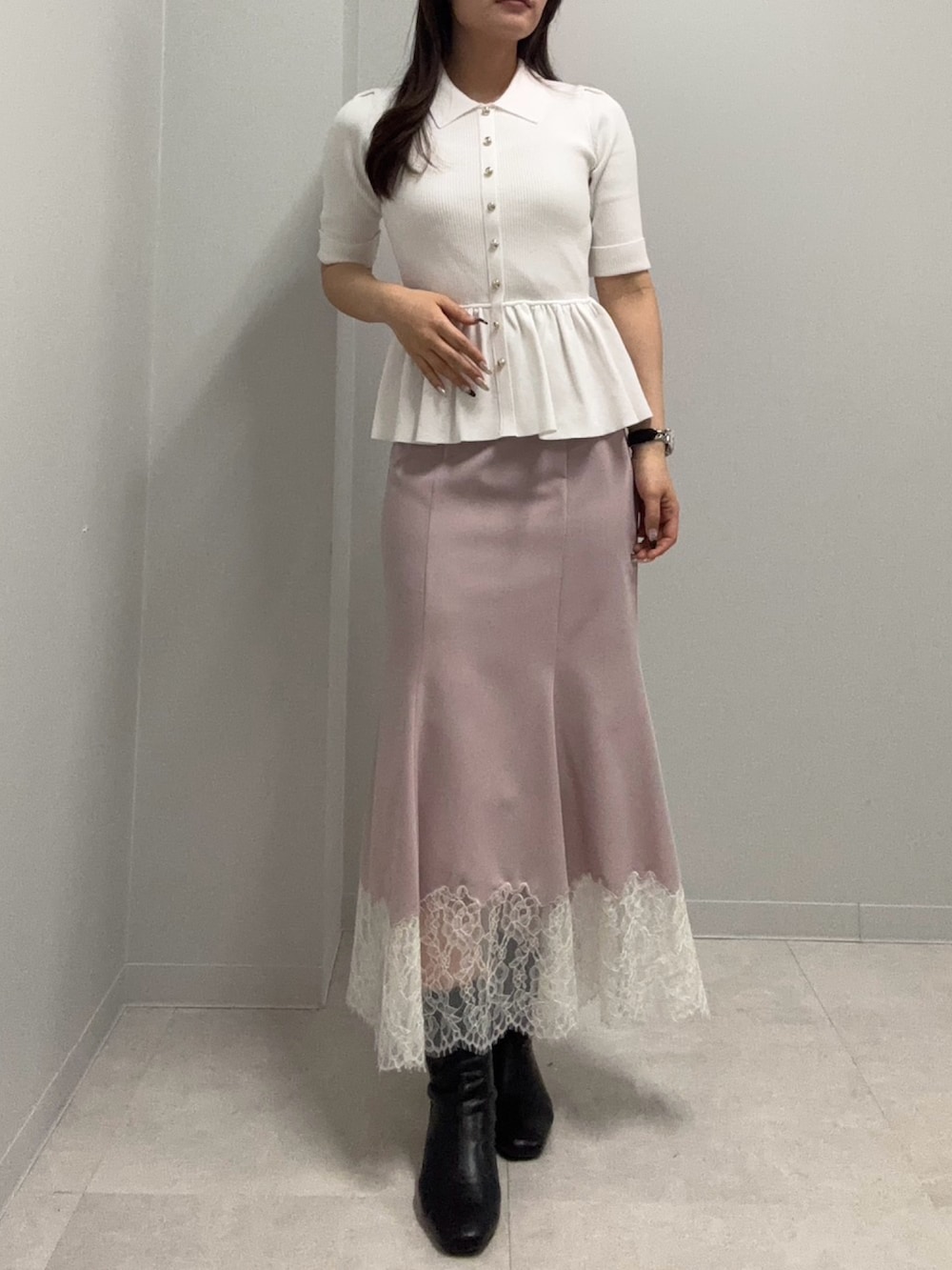 ホワイト系のニット/セーター、ピンク系のスカートを着用したレディースの春コーディネートの3枚目の写真