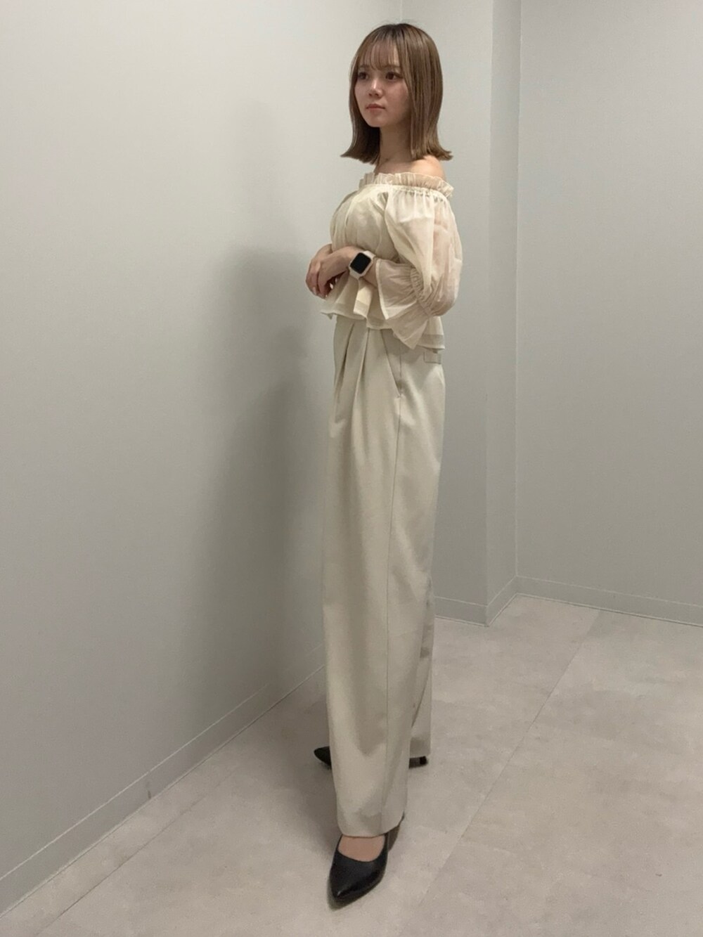 ベージュ系のシャツ/ブラウス、ホワイト系のその他パンツを着用したレディースの春コーディネートの3枚目の写真
