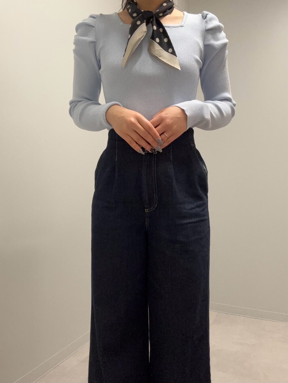 ブルー系のニット/セーター、ブルー系のデニムパンツを着用したレディースの春コーディネートの3枚目の写真