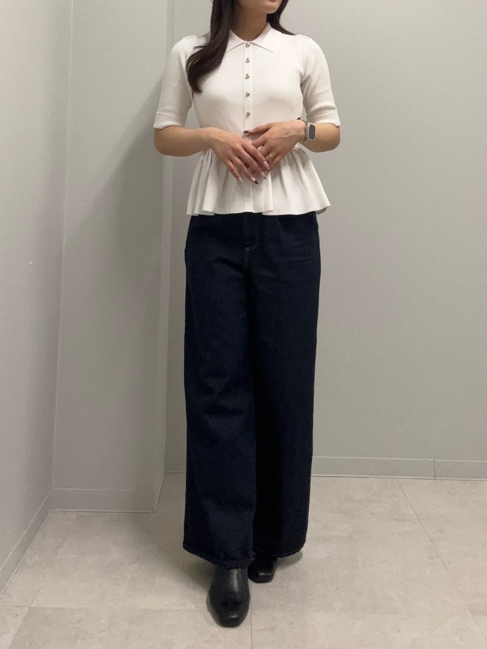 ホワイト系のニット/セーター、ブルー系のデニムパンツを着用したレディースの春コーディネートの2枚目の写真